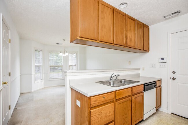Building Photo - 3 Bedroom 2 Bathroom Nest in Fayetteville