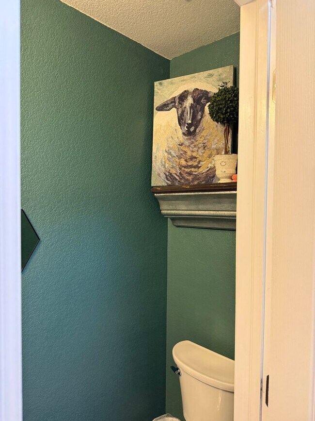 Building Photo - Move in Special- Beautiful Furnished 3 Bedroom/2.5 Bathroom Single Family Home with Flexible Leas...