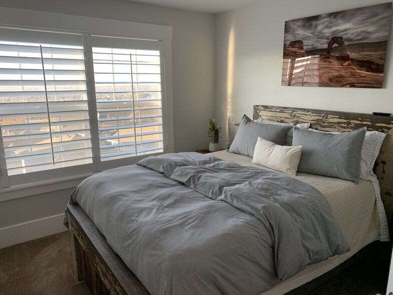 Building Photo - 991 E Senior Band Rd