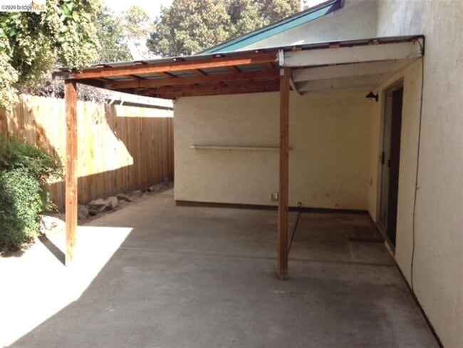 Building Photo - 425 N Hickory Ave