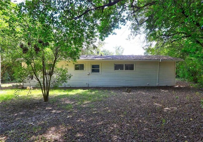 Building Photo - 2423 Thrasher Ave