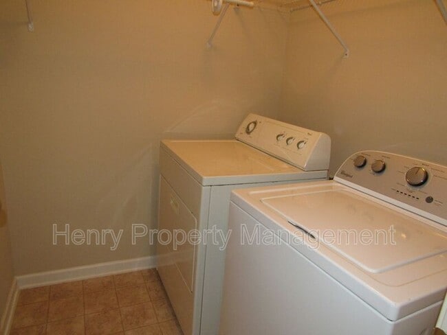 Building Photo - 125 Kellerhis Dr