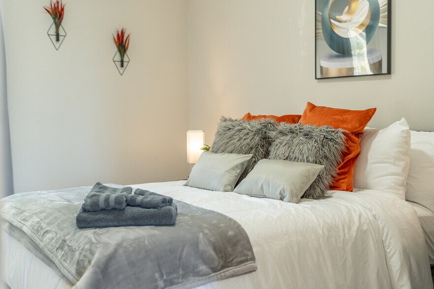 Orange Queen Bedroom - 707 Cottonwood Bend Dr