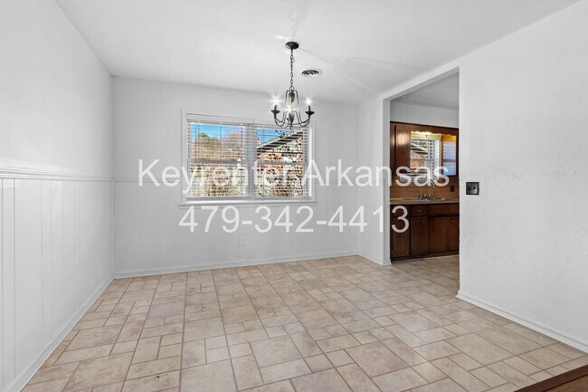 Building Photo - Beautiful Home in Springdale with Sunroom!