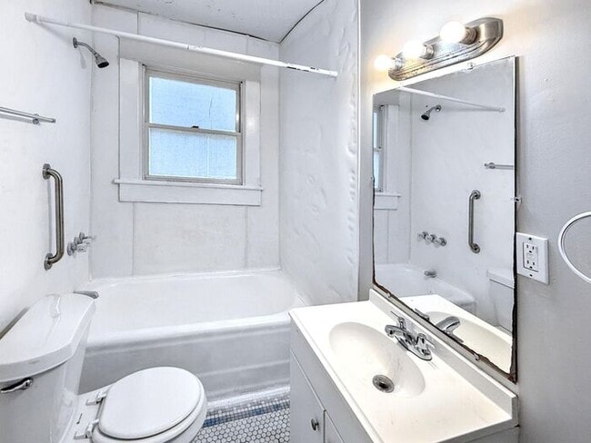 Building Photo - 618 80th Pl S