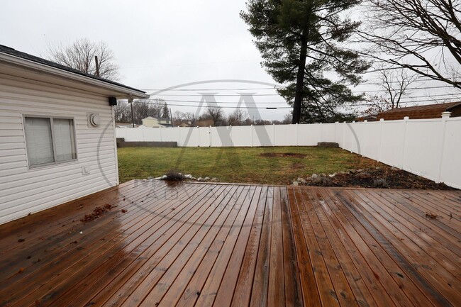 Building Photo - 3 Bedroom Single Family Home with Fence