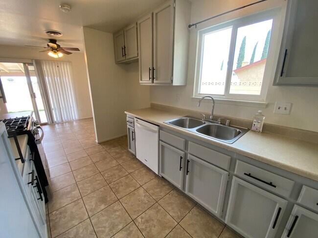 Building Photo - West Palmdale 4 bedroom