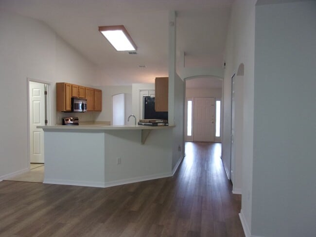 Building Photo - Beautiful & Spacious