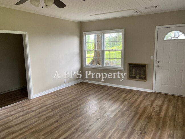Building Photo - 583 S Holcomb Rd SW