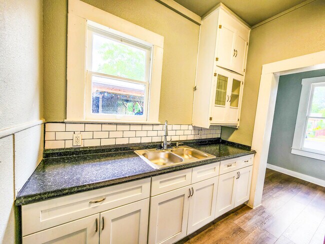 Building Photo - 126 Uvalde St