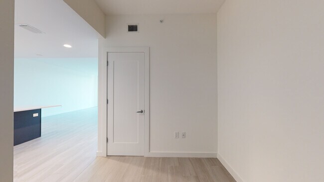 Building Photo - 920 N Osceola Ave