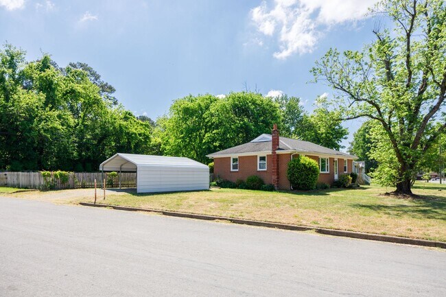 Building Photo - Beautiful 2 Bedroom Corner Lot Property Near Forest Hill Ave ***Available May 2026***