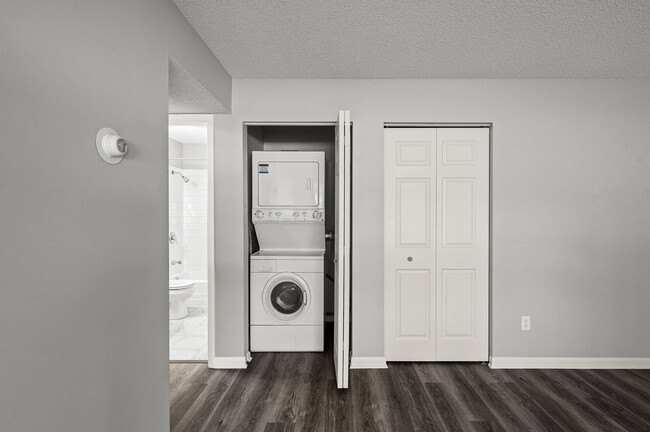 Building Photo - Rosco Apts-2720
