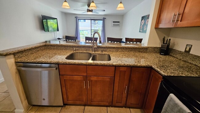 Building Photo - Turned key fully furnished 3 bedroom in Ki...