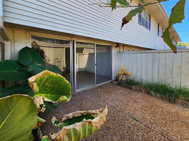 Building Photo - 6340 Chevy Chase Dr