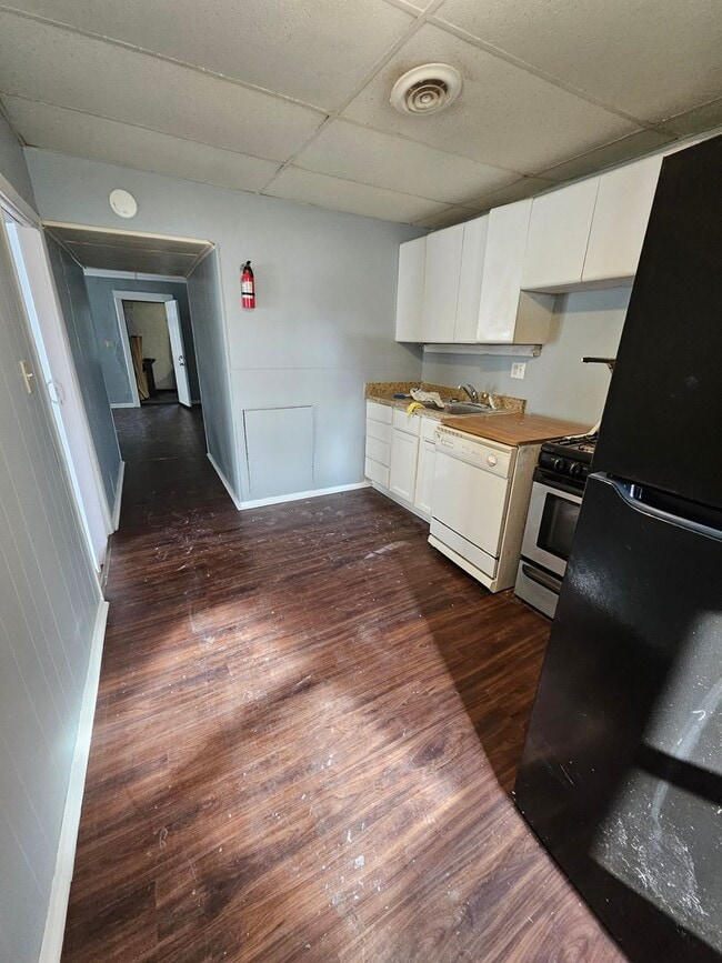 Building Photo - Upper 1 bedroom unit