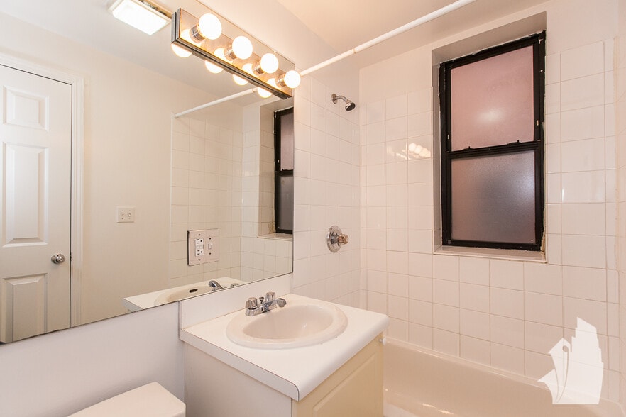 Building Photo - 911 W Dakin St