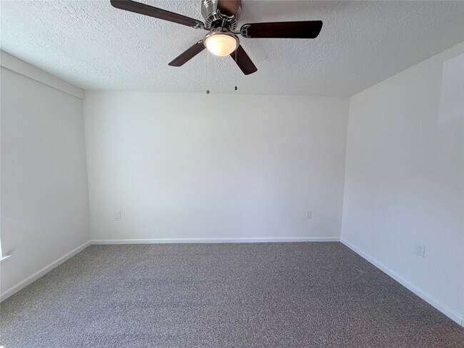 Building Photo - 404 Elaine St