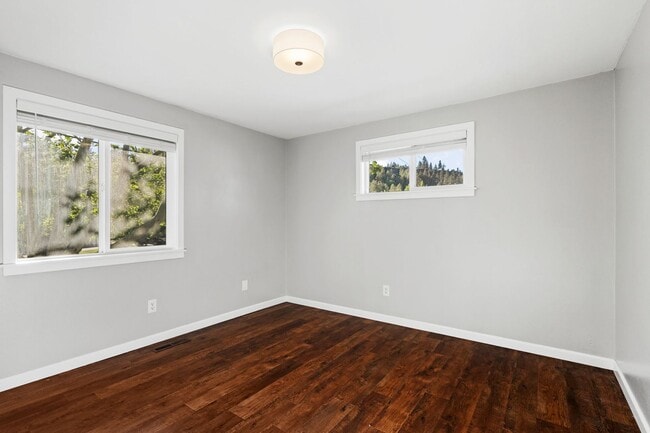 Building Photo - Gorgeous Four Bed-Two Bath Home