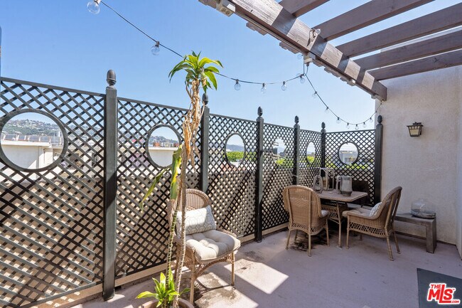 Building Photo - 122 N Clark Dr