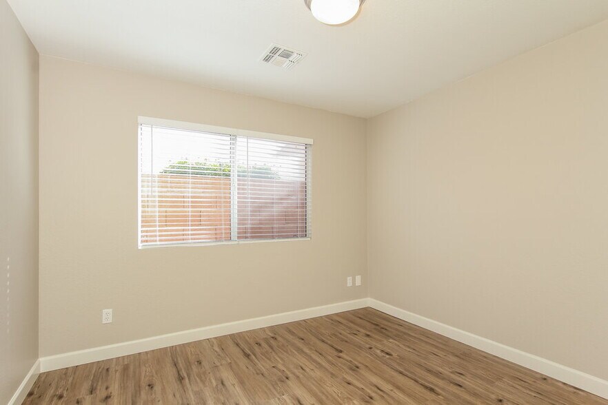 Building Photo - 824 E Rose Marie Ln