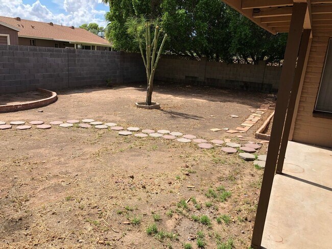 Building Photo - Charming 3 Bed 2 Bath home in Tempe with 2 car garage and big backyard