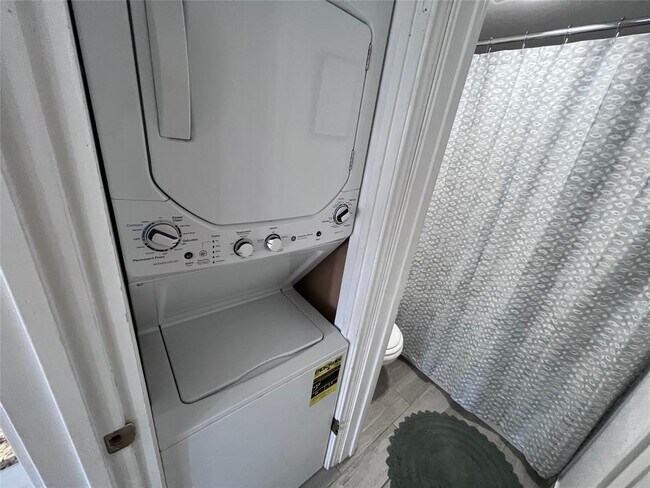 Building Photo - 8888 Tallwood Dr