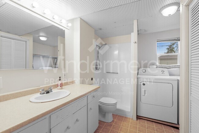 Building Photo - Beautiful Family Home ! Spring Special !! 50% Off first months rent.