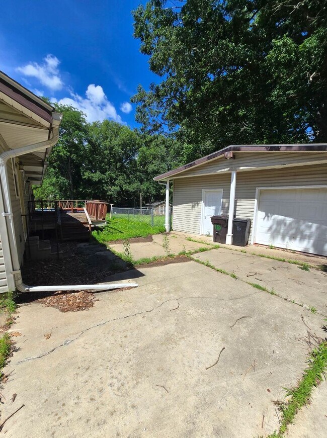 Building Photo - 3 Bedroom home in Mackinaw!