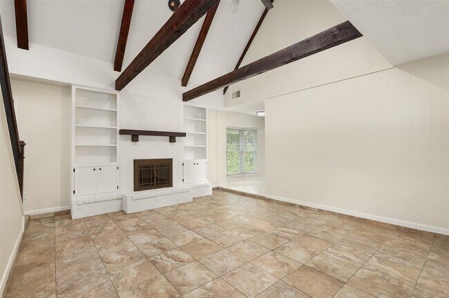 Building Photo - 831 Silverpines Rd