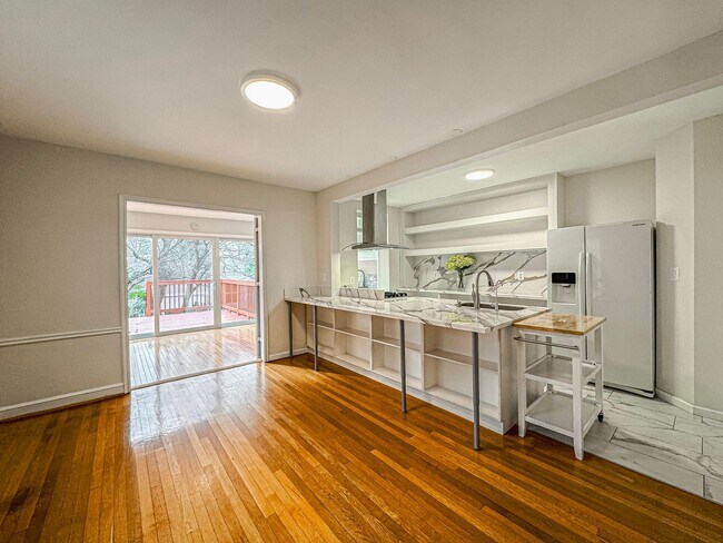 Building Photo - Stunning 4 Bed 3 Bath Tudor-style Brick Townhome In Desired Foxhall