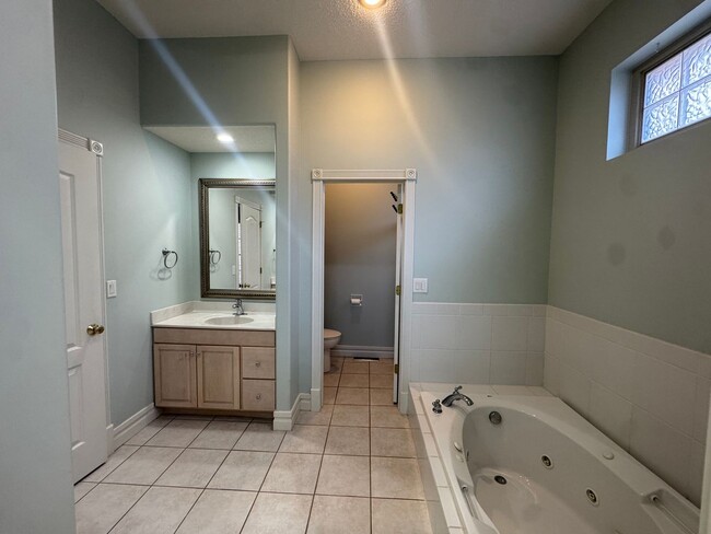 Building Photo - Stunning 3 BR 2 Bath Home!