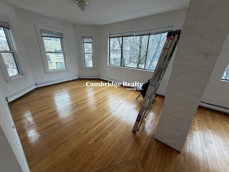 Building Photo - 71 Putnam Ave