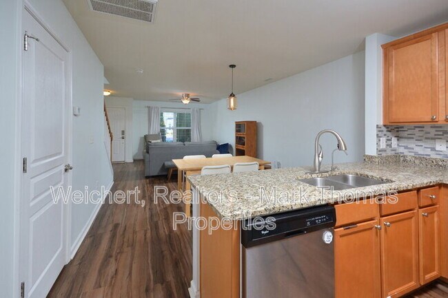 Building Photo - 100 Stratford Lakes Dr