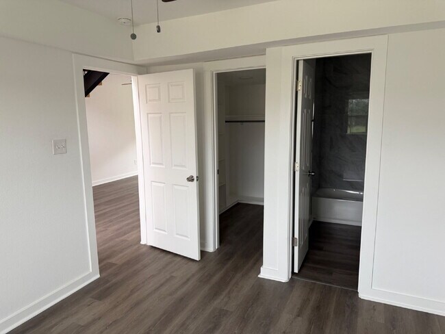 Building Photo - 7651 Oak Chase
