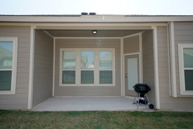 Building Photo - Immaculate First Time Rental in Potranco Run! - Realtor Commission: $750