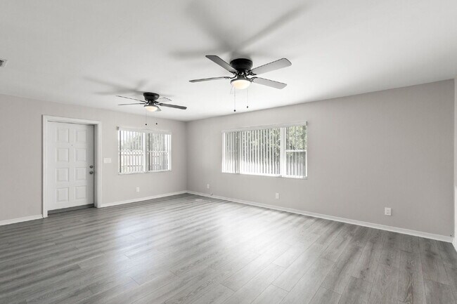 Building Photo - Home For Rent in St Petersburg!
