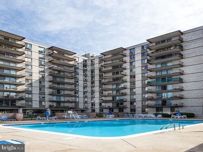 Building Photo - 3245 Rio Dr