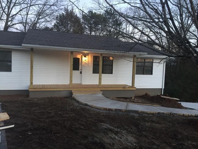 Building Photo - 4 Bedroom, 3 Bath Basement Ranch with Coun...