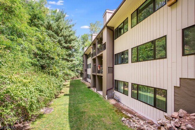 Building Photo - 41 Mt Kemble Ave