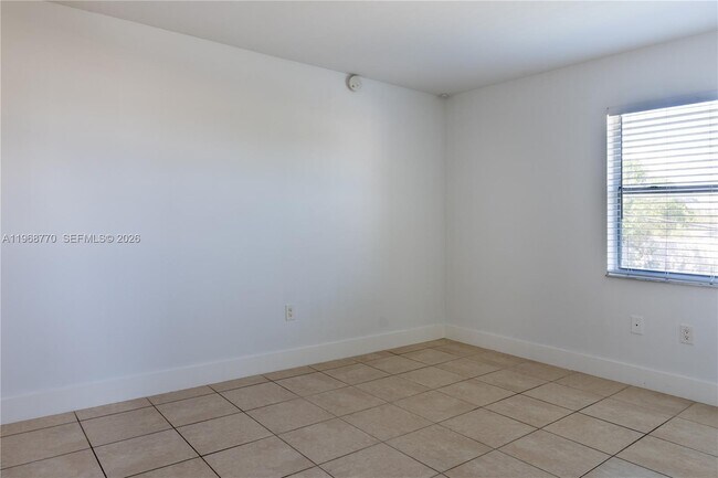 Building Photo - 1290 NE 119th St