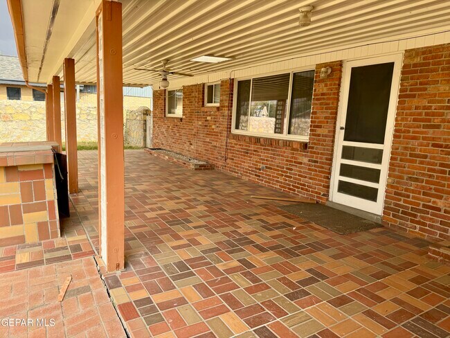 Building Photo - 10125 Chezelle Dr