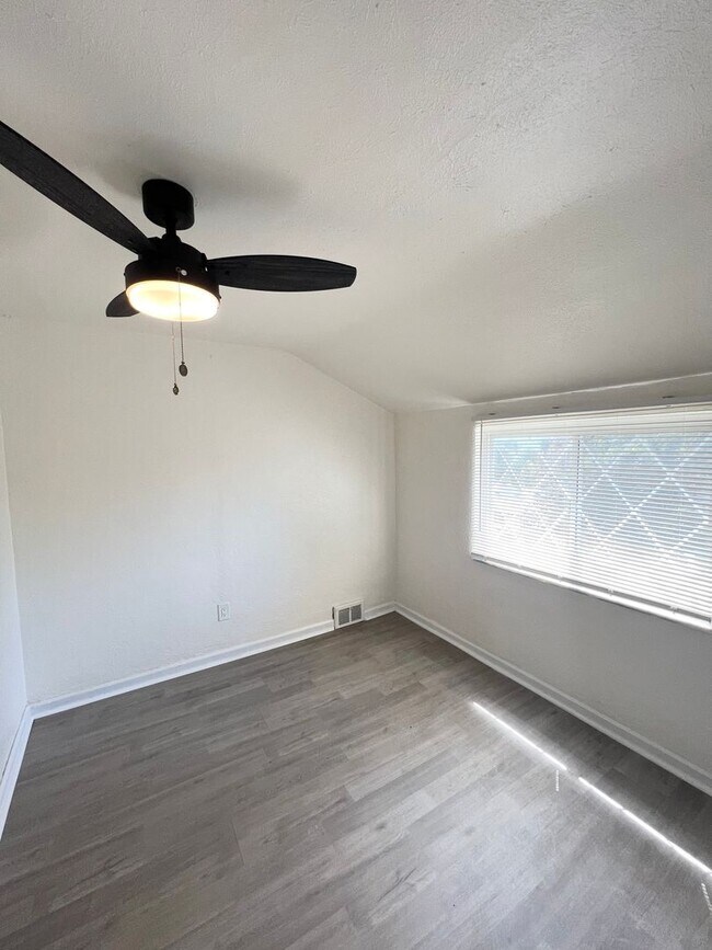 Building Photo - Updated 3 Bed, 1 Bath in Verona- Central Air and Huge Kitchen!!