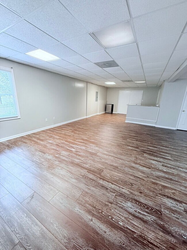 Building Photo - 31 White Oak Dr SE