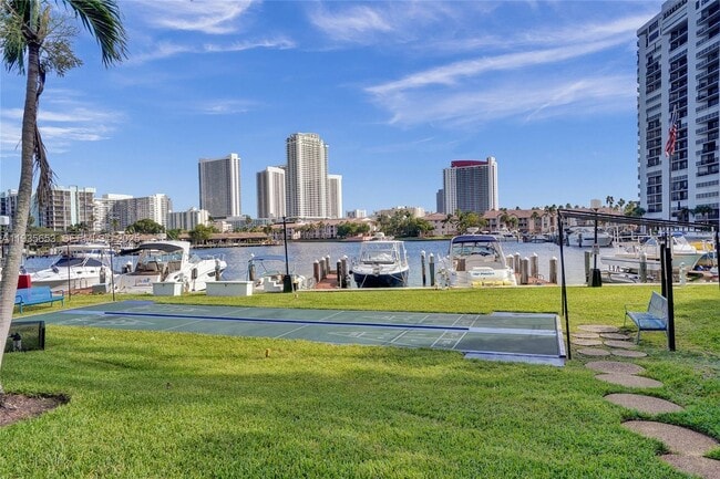 Building Photo - 2500 Parkview Dr