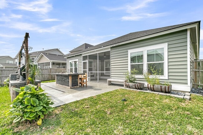 Building Photo - Beautiful Single Story Home Full of Upgrad...