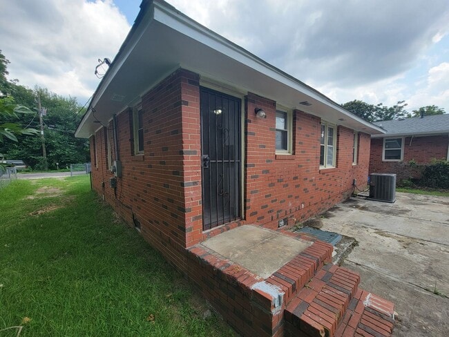 Building Photo - 2111 Dyer St
