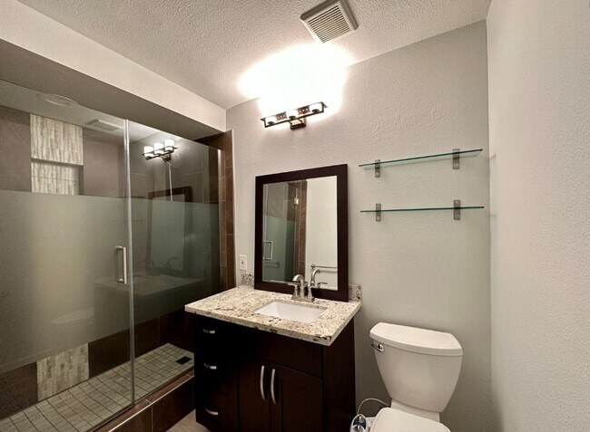 Building Photo - 2bd/1.75ba Kirkland Condo
