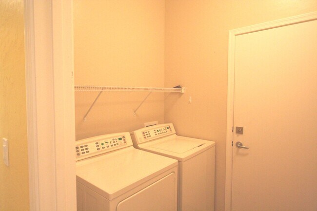 Building Photo - 2 bed w/den, 2 bath, 2 car single story house