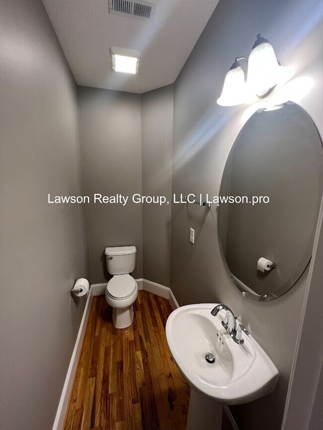 Building Photo - Luxurious Colonial Green Townhome with Garage